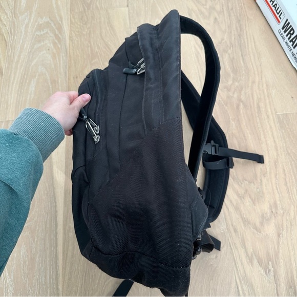 North Face Vault Black Backpack School Hiking Outdoors Travel Pockets Laptop - Picture 5 of 16